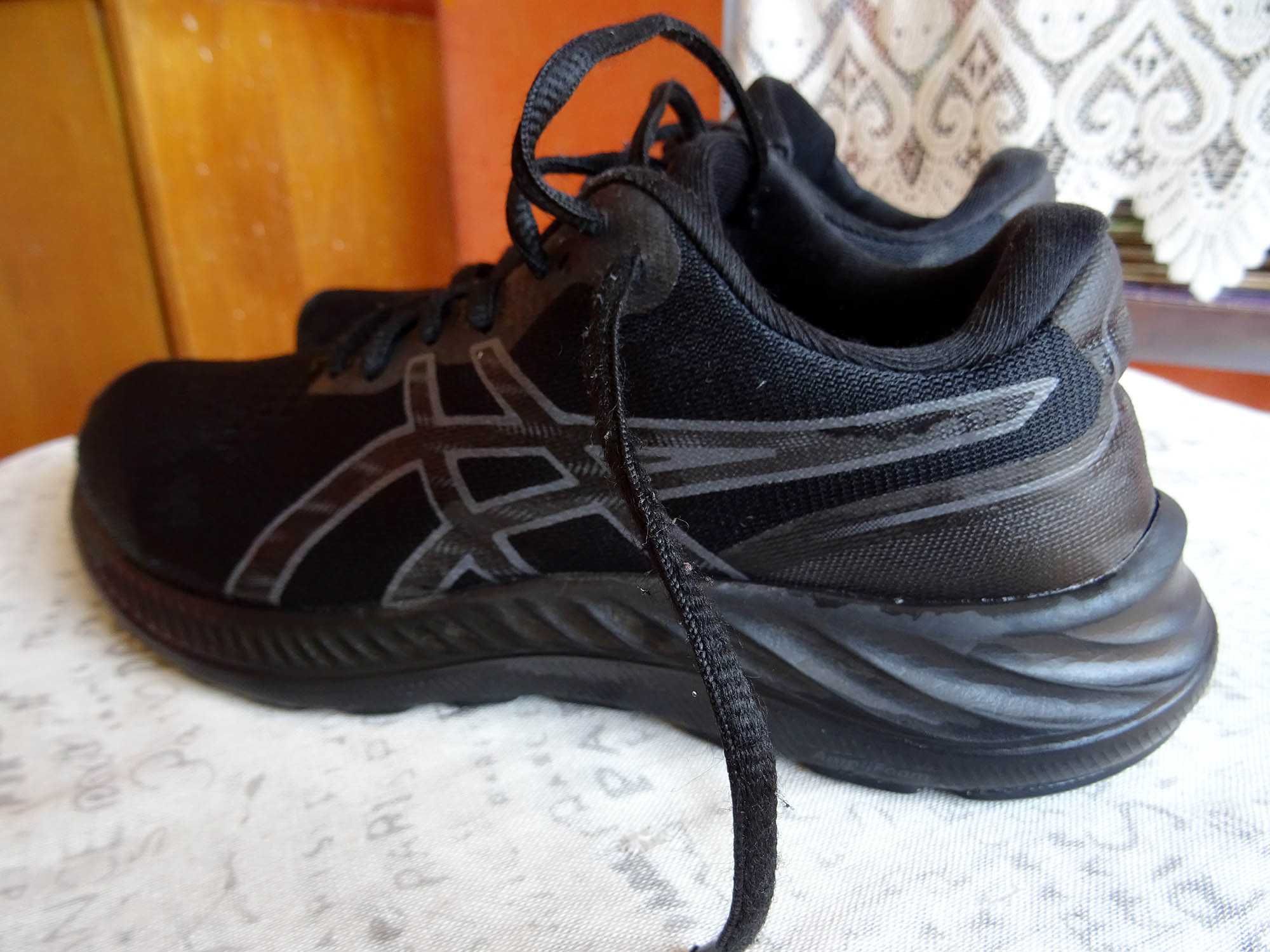 продавам дамски маратонки asics excite 9,номер 37