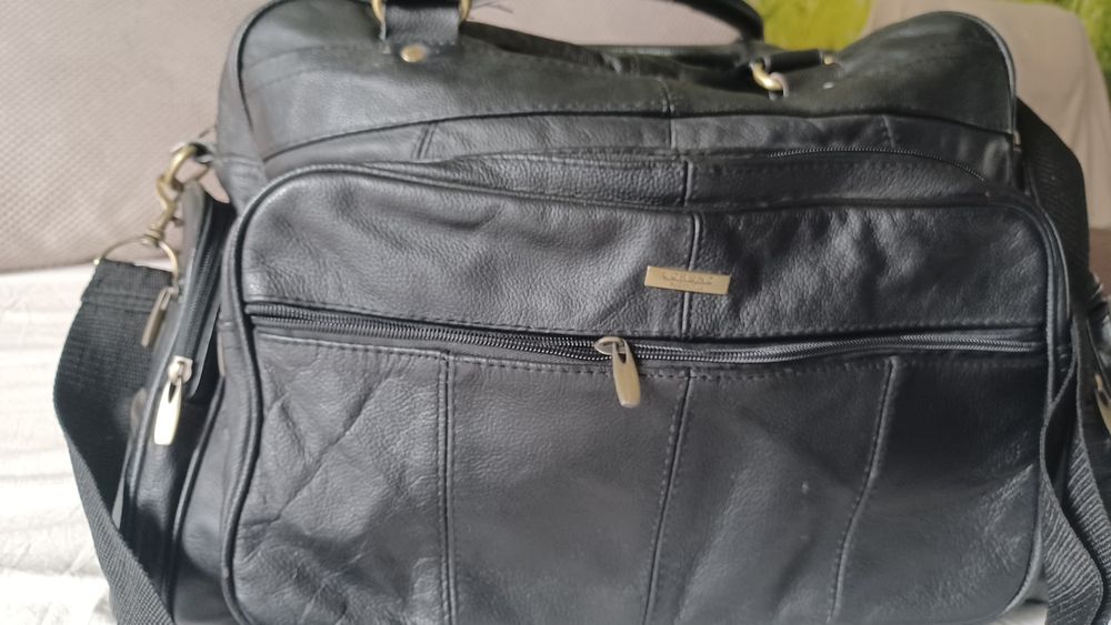 Страхотна спортна голяма  черна кожена чанта,тип сакче