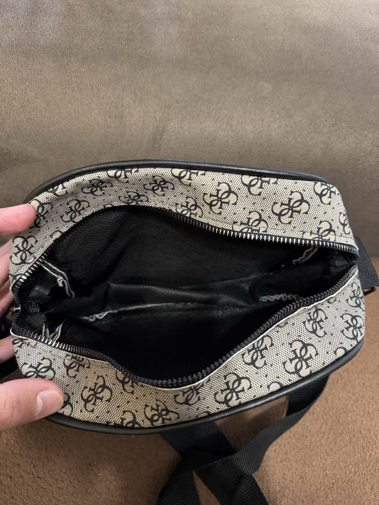 Дамска чанта Guess