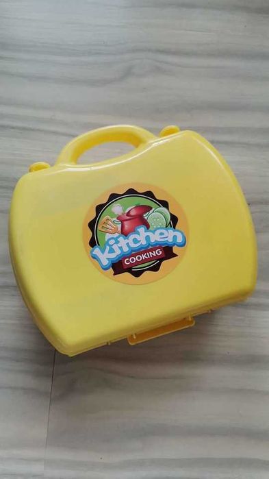 различни ранички с играчки