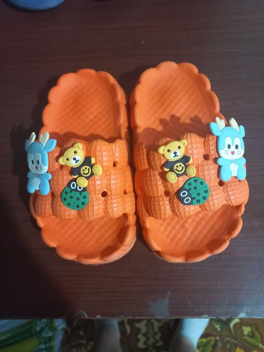 Шлепки на девочку