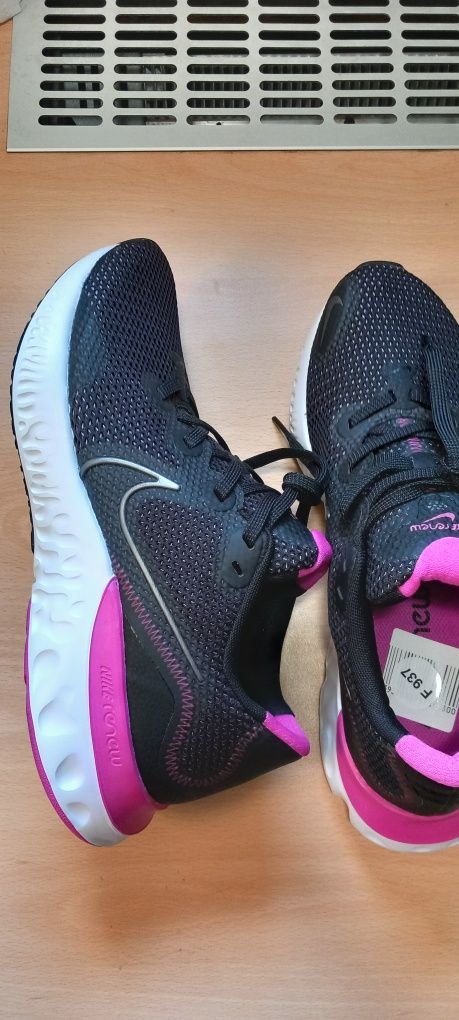 Маратонки NIKE RENEW 41/42