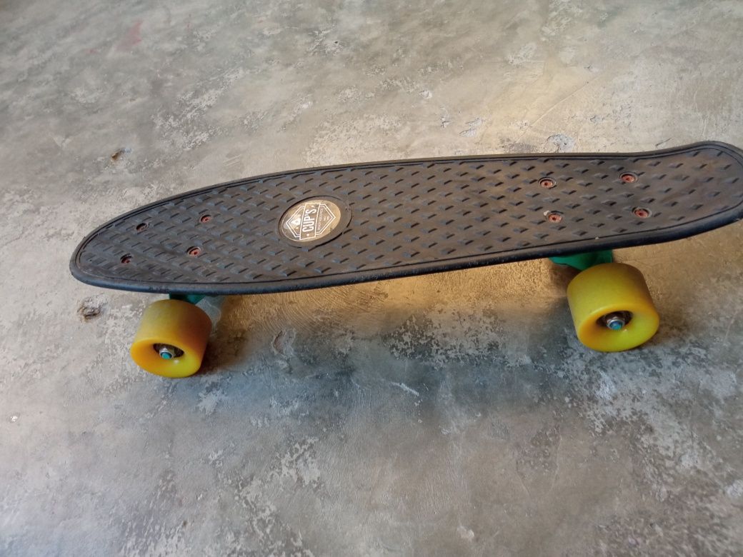 Vând 2 skateboard -uri la preturi avantajoase