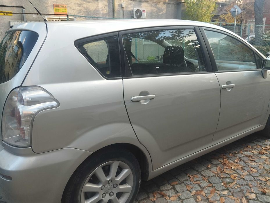 Продавам Тойота Корола Версо