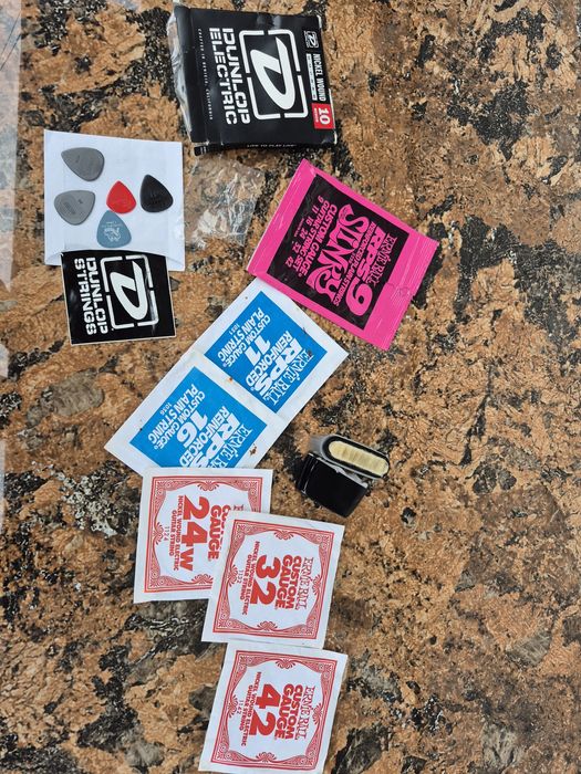 Vând accesorii pentru chitara, Dalop toate la pachet 


Atentie !!!

-