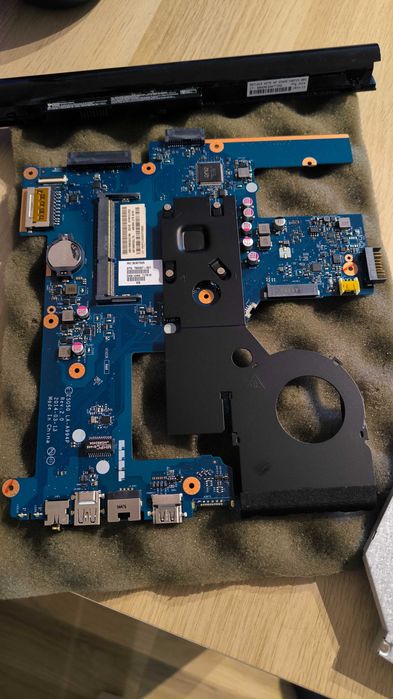 лаптоп HP 15 - r151nu - на части