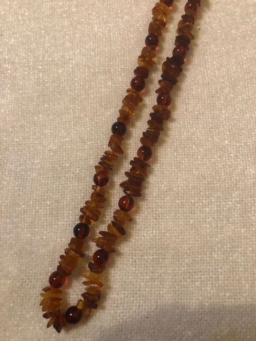 Colier de chihlimbar chipsuri