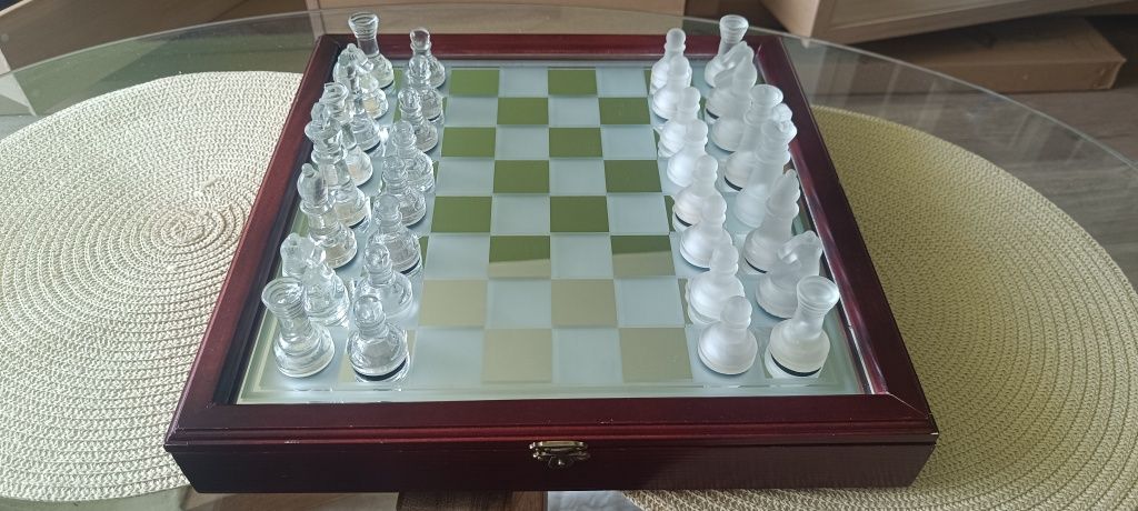 Стъклен шах с дървена кутия