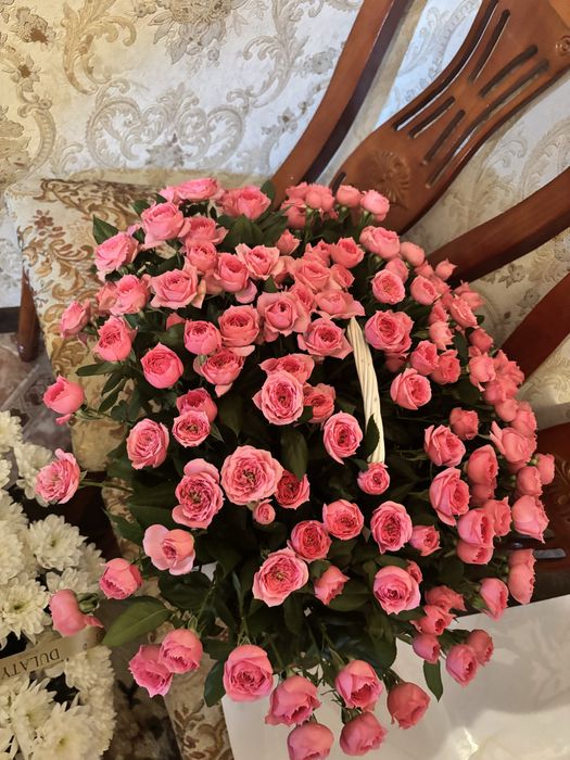 Цветы живые в корзине