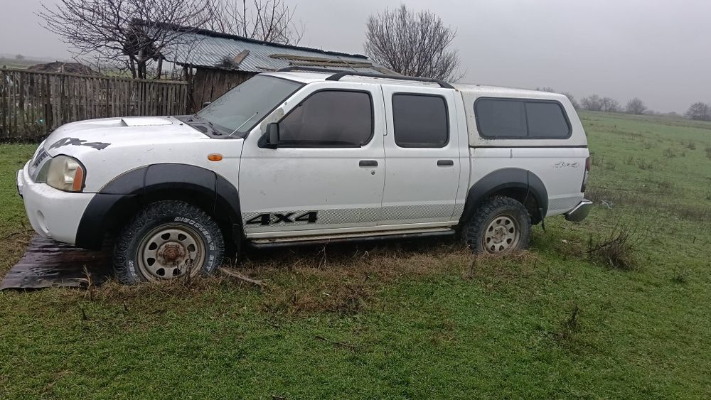 Vând Nissan Navara