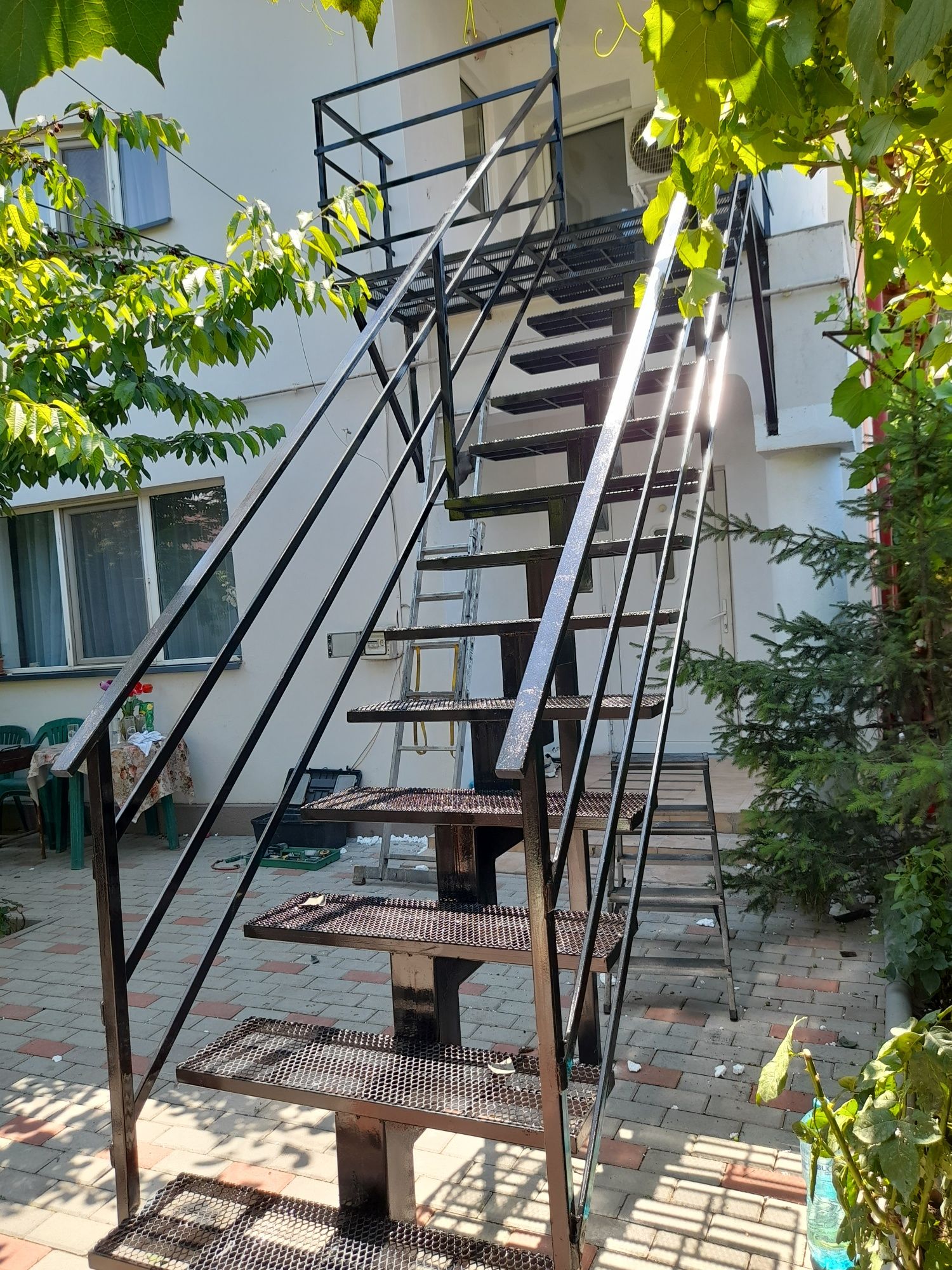 Scări metalice exterioare pe vang central