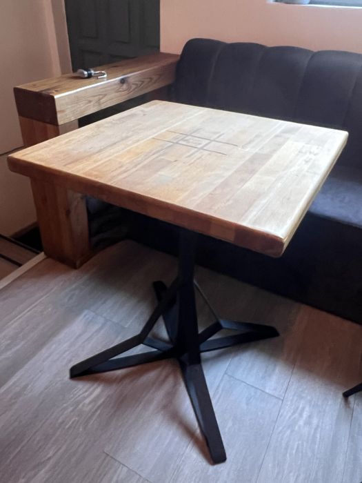 Mese cu picior metalic