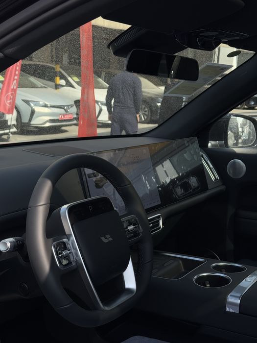 Li 7 Ultra 2025 oqga qora salon