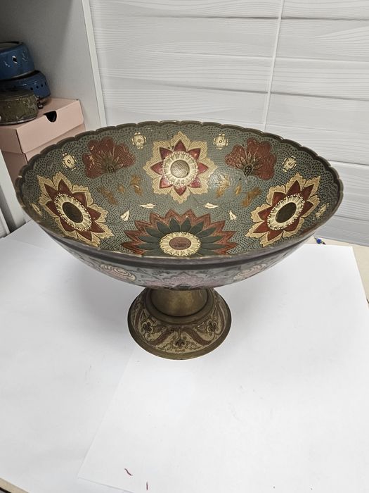 Fructiera cu picior  din alama cu email pictata.