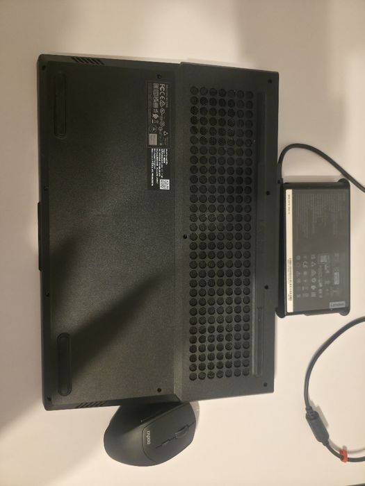Vand 2 laptopuri identice