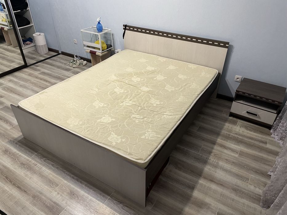 Двуспальная кровать с матрасом и тумбочкой