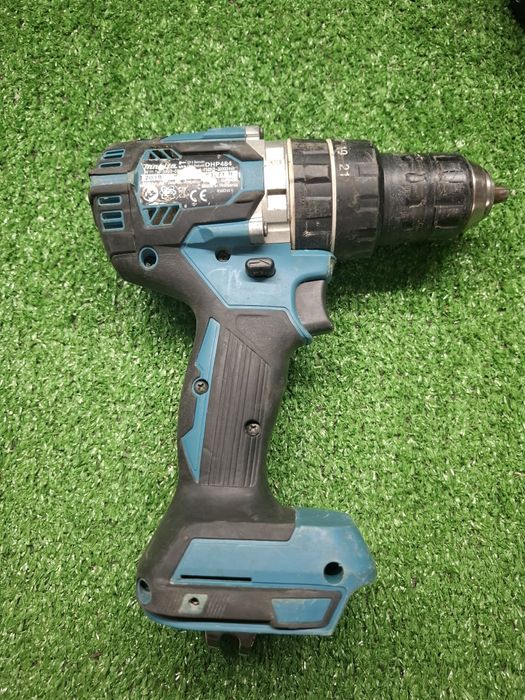 Безчетков ударен винтоверт на Makita DHP484 с 3 ампера батерия и бързо