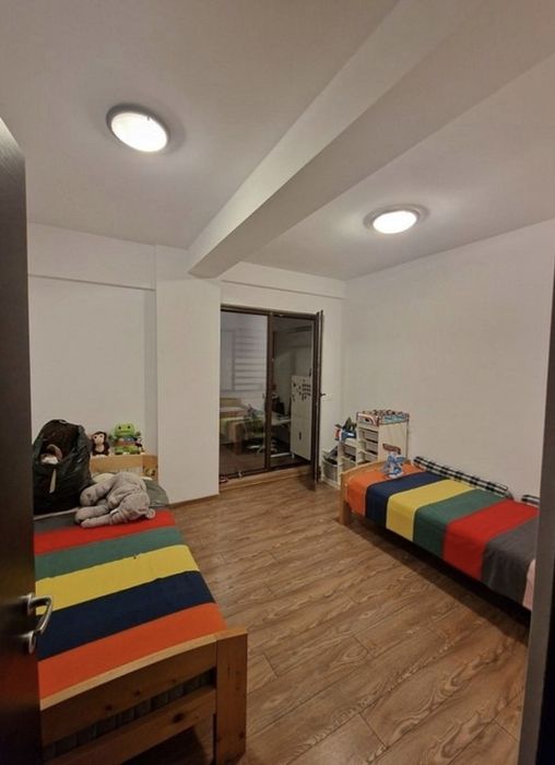 Apartament de lux, living+dinning, bucătărie, 3 dormitoare cu birouri,
