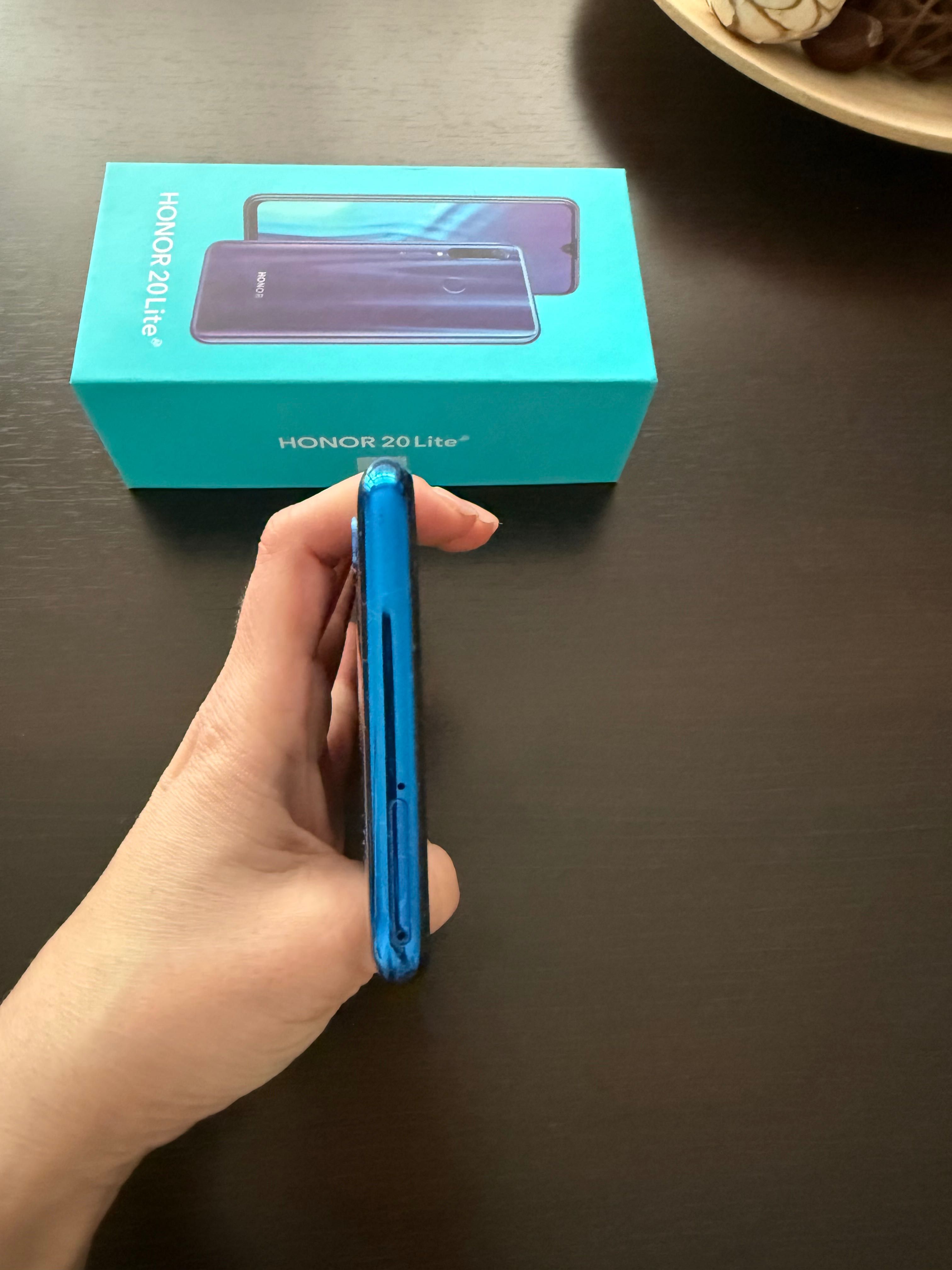 Продавам смарт телефон Honor 20Lite