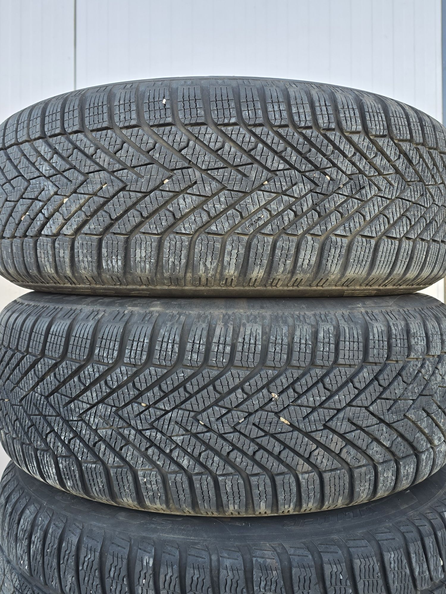 4 Броя 215/55/17 Pirelli 2x8,2mm 21DOT, 2x6,2mm 19DOT