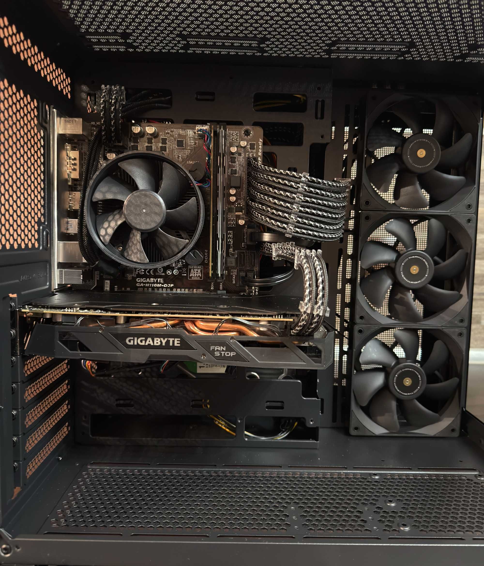 Черен геймърски компютър i7 6700 RX 570 4GB GDDR5 RAM 16GB SSD HDD