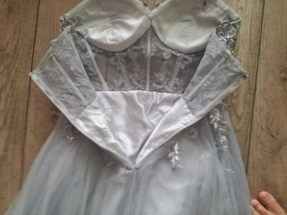 Продавам чисто нова-светло-сива рокля за Абитуриентски бал