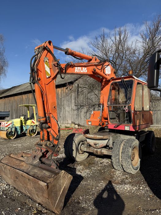 Excavator pe pneuri stare foarte buna