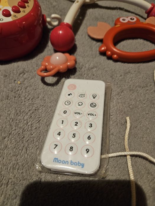 Carusel muzical bebe roz 108 sunete cu telecomanda si proiector