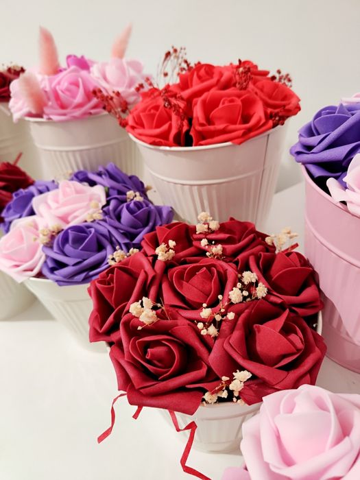 Цветя-рози, хризантеми и лалета в кутия за 8 март, рожден ден,имен ден