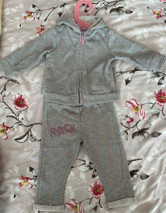 Vand 2 costume fetite - 200 RON