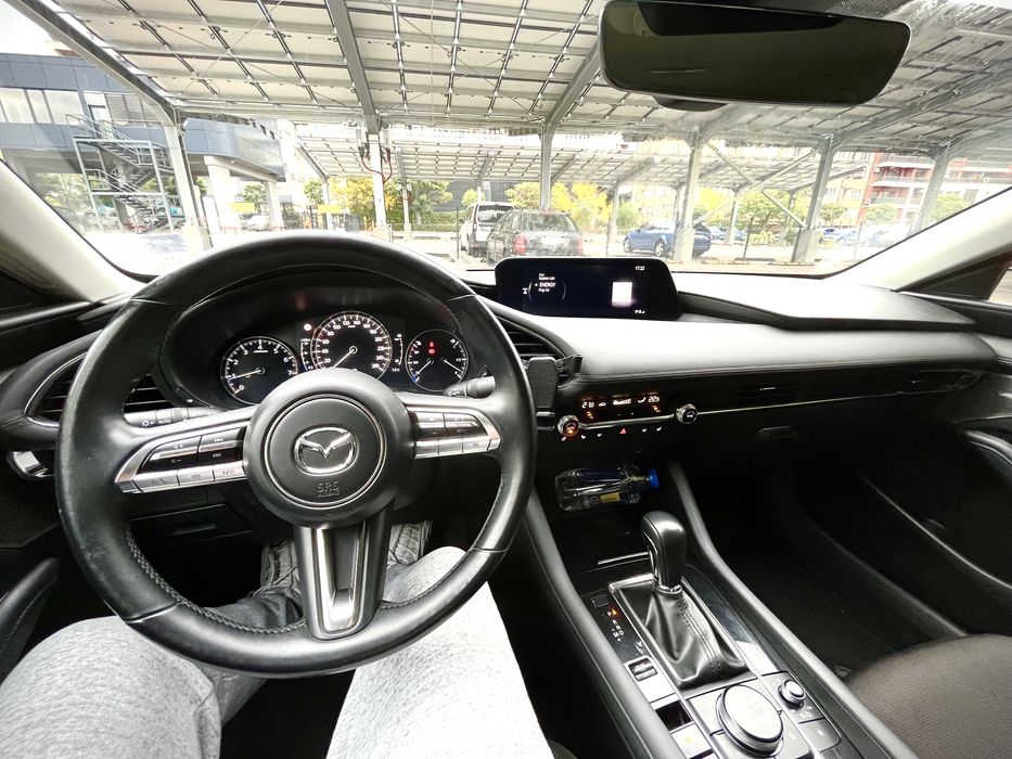 Mazda 3 лек автомобил