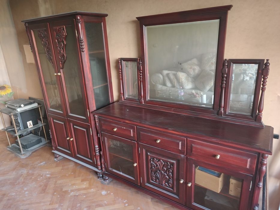 Два дървени скрина