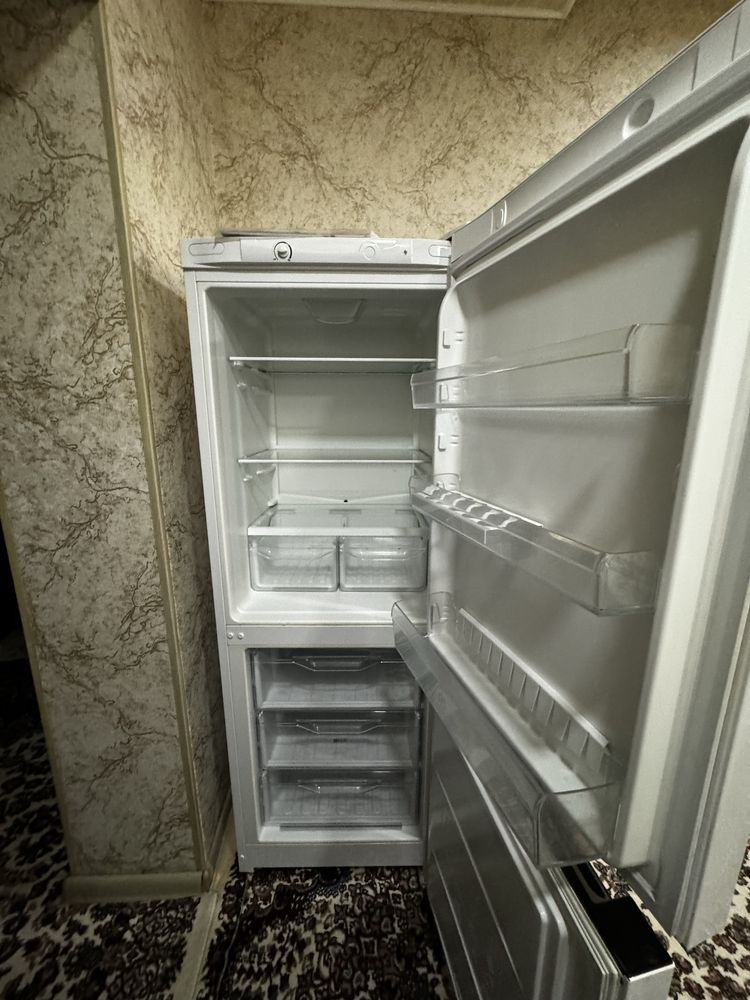 Холодильник indesit в идеальном состоянии цвет белый