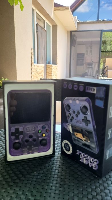 Consola de jocuri portabila