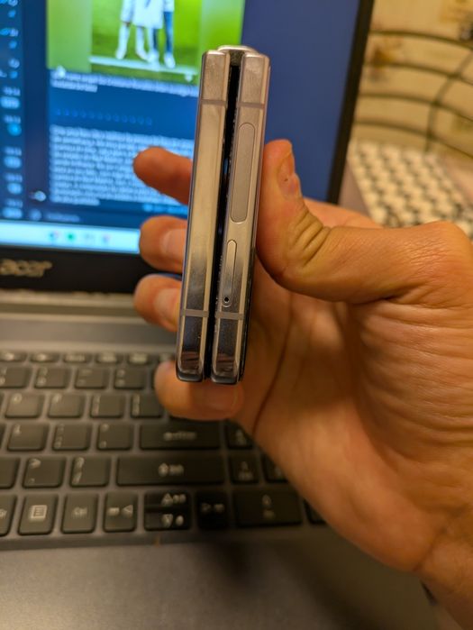 Samsung Galaxy Z Flip4 - среднем состояние 8/128 имей зарегистрирован