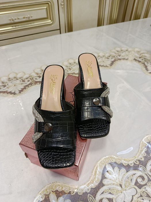 Аёллар туфлиси сотилади