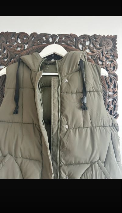 Vestă groasă, verde inchis, perfecta pentru toamna-iarna.