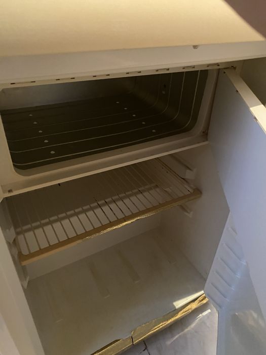 Холодилник жасап тұрған