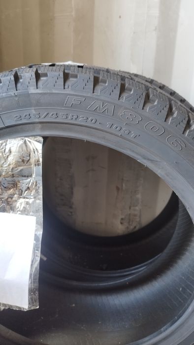 Продам 2 шины,новые липучка