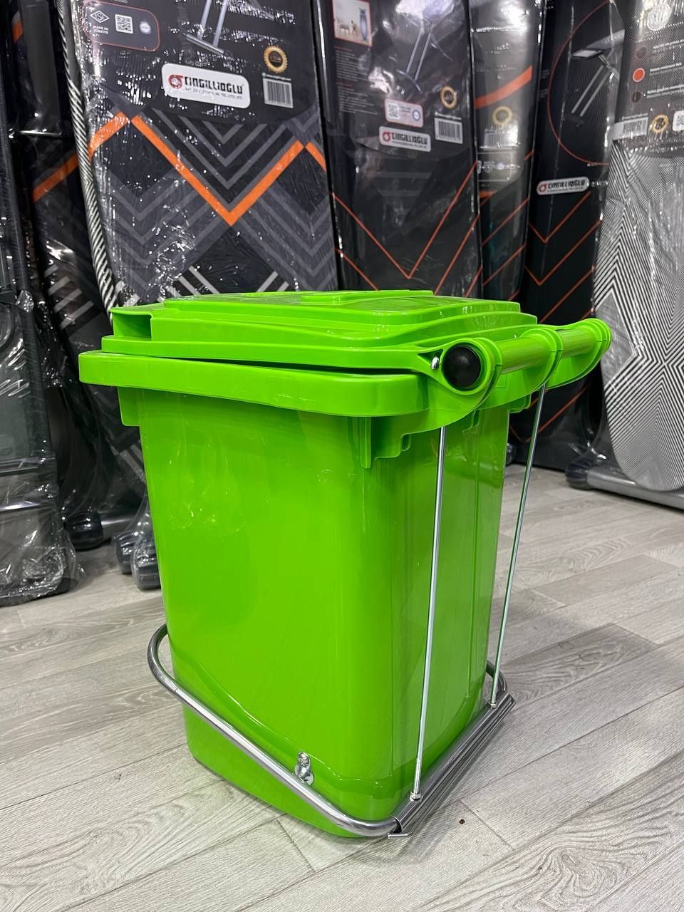 Мусорное ведро. Сад, дом