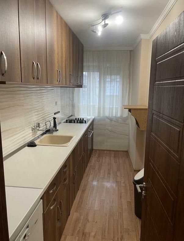 Дава се под наем Етаж от къща в Пловдив, Гагарин - 100 кв.м за 600 € - Снимка #2