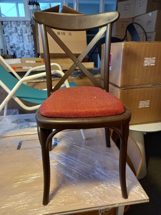 Scaun restaurant  maro cu perna rosie 1 bucata