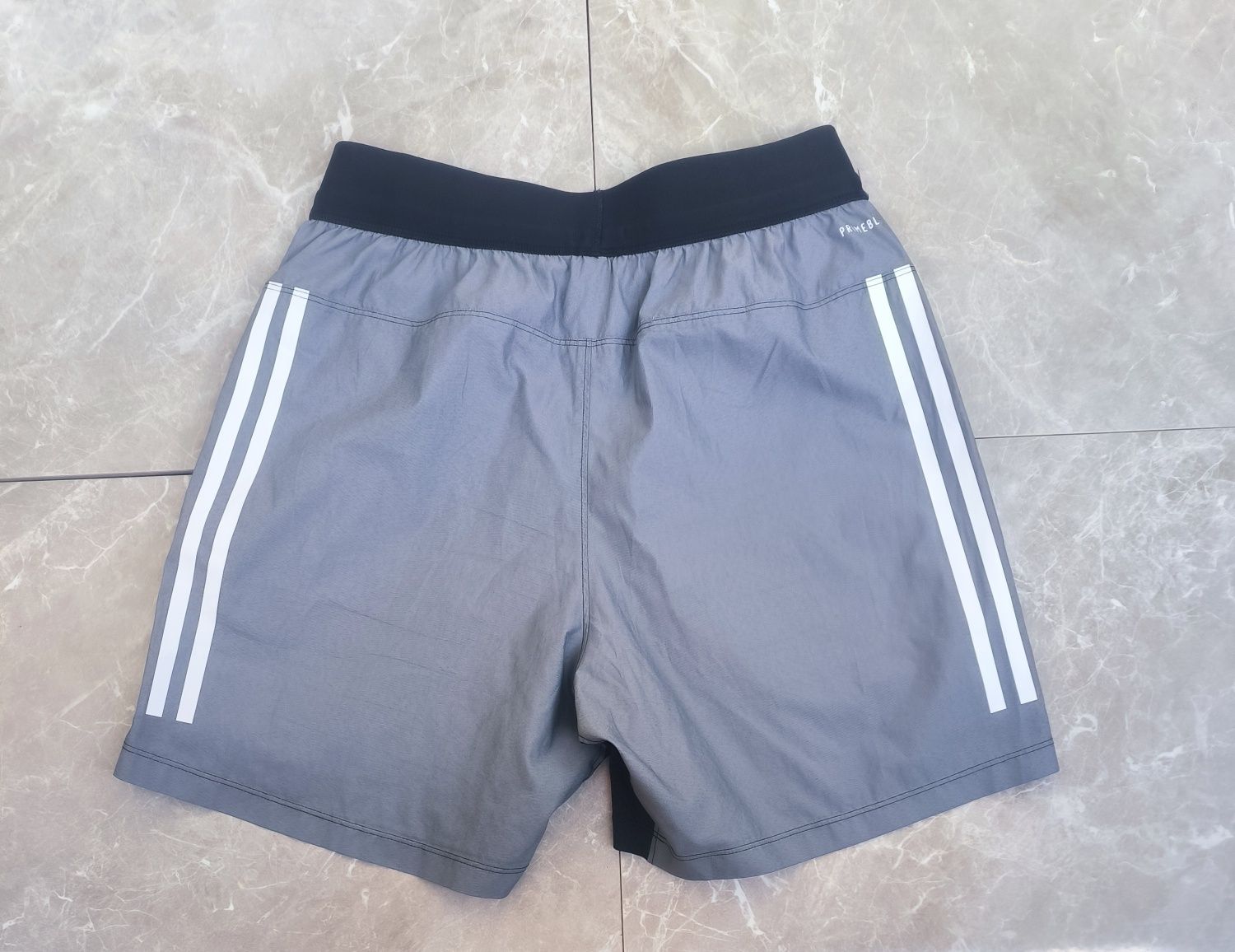 Adidas къси панталони S размер