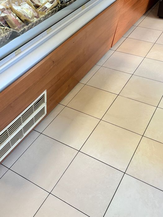 Щандова витрина с депо и вграден агрегат