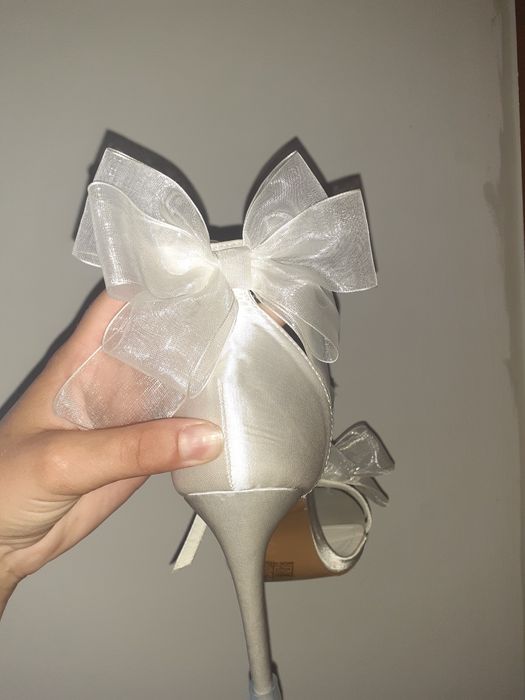 Vând sandale albe cu toc subtire