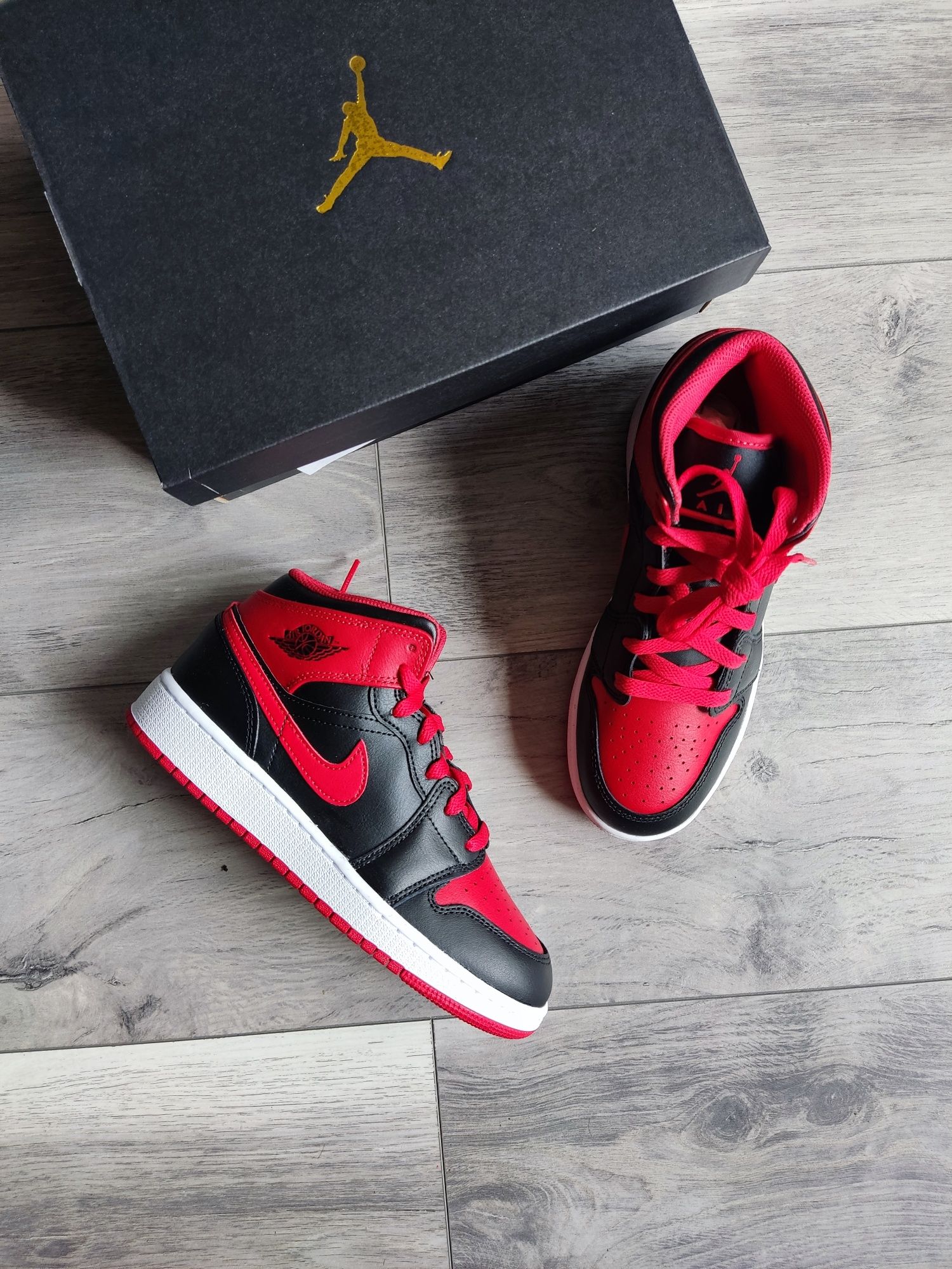 Air Jordan 1 Mid Alternate Bred