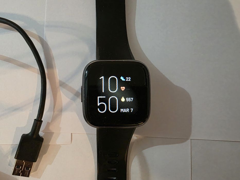 Fitbit Versa 2, cu încărcător