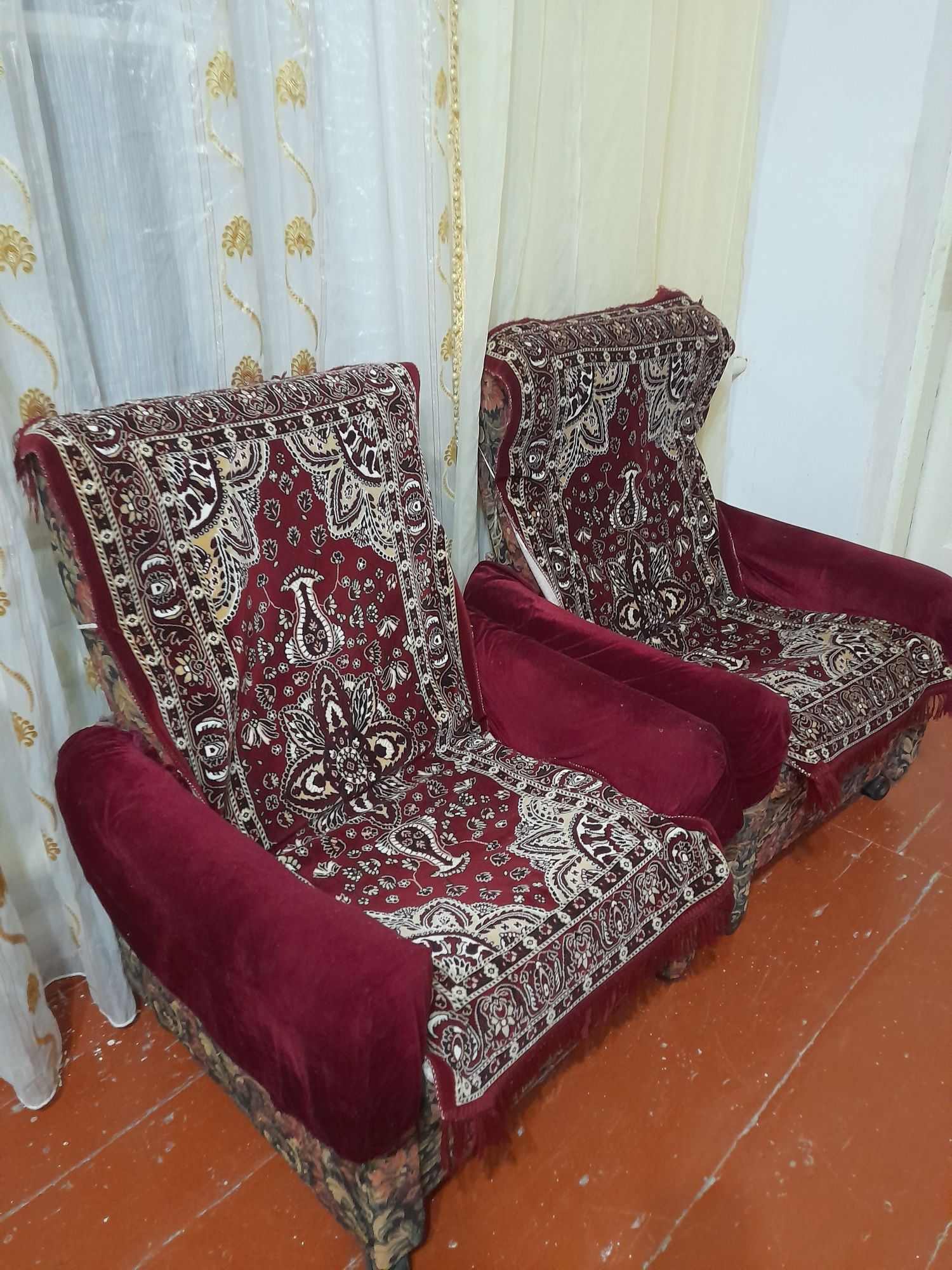 Срочно продается диван с креслами.