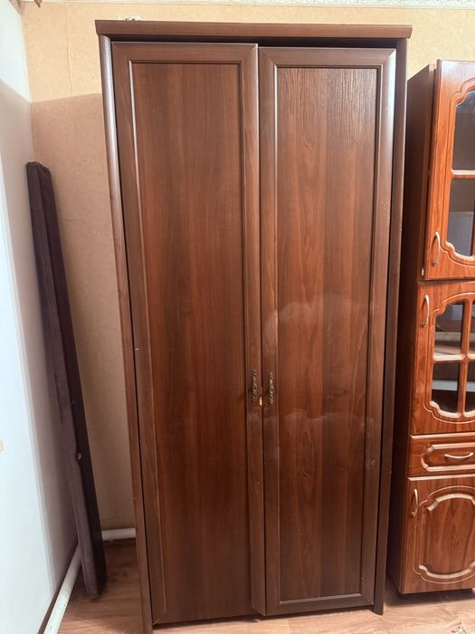 Продается двухдверный шифонер.