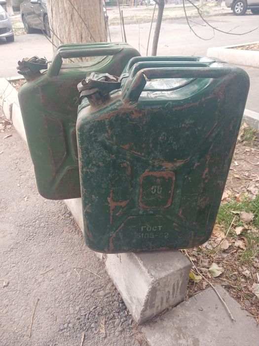 Канистры две 20 литровые